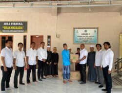 Bentuk Kepedulian Terhadap Santri, Sat Intelkam Polres Wajo bersama BEM Uniprima Berbagi Paket Sembako