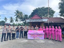 Kapolsek Johari, SH Pimpin Giat Bagi Takjil Kepada Pengguna Jalan di Depan Mako Polsek Maniangpajo