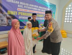 Kapolsek Pitumpanua Polres Wajo Ikut Menyerahkan Bantuan Zakat dan Harta Kepada Ratusan Mustahik di Masjid Jamiatul Kaheriyah Siwa