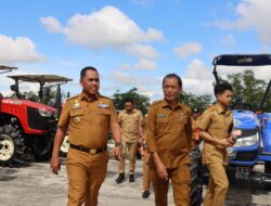 Didampingi Kadis Pertanian, Bupati Wajo Menyerahkan Bantuan Alsintan