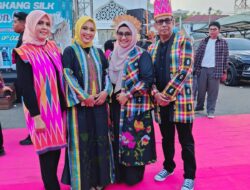 Sekwan DPRD Wajo Tampil Memukau di Sengkang Silk Fashion Carnaval 2025