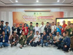 Usai Dialog Media Di Baalroom Sallo Hotel Dilanjutkan Penyerahan Cindera Mata kepada Perwakilan Brunei Darussalam dan PBNU