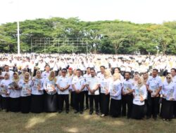 Bupati Didampingi Wabup Wajo Menyerahkan 4.008 SK PPPK Paruh Waktu