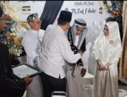 Amran Mahmud Pendiri Yayasan Amanah Amirul Mukminun Pasangkan Selempang dan Serahkan Sertifikat kepada M. Zulfikar, Hafidz 30 Juz dengan Hasil Memuaskan