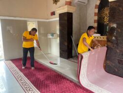 Bersih-Bersih Masjid, Polsek Belawa Pererat Silaturahmi Jelang Ramadhan
