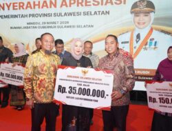 Pemprov Sulsel Serahkan Penghargaan 35 Juta ke Pemkab Atas Pertumbuhan Produk Domestik Regional Bruto di Kabupaten Wajo