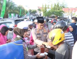 Bagi Takjil di Poros Masjid Raya, Kapolres Wajo Tekankan Keselamatan Berkendara