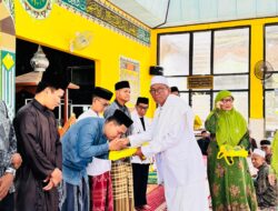 Ketua MUI Kabupaten Wajo Serahkan Bingkisan kepada Muballigh yang Bertugas Selama Ramadan