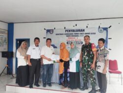 Bantuan BLT Desa Batu Cair Perdana, Sekcam Pitumpanua Ajak Warga Gunakan dengan Bijak