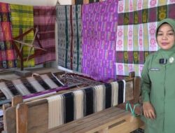 Letkol Inf Harianto, S.I.P Dandim 1406/Wajo Apresiasi Ibu Masniati, Penenun Sutra yang Setia Menjaga Warisan Budaya Wajo