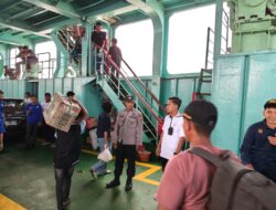 KRYD Polsek Urban Pitumpanua, Ratusan Penumpang Kapal Ferry dan Fiber Jalani Pengawasan di Pelabuhan Siwa
