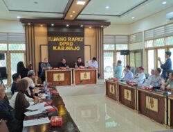KOMISI I DPRD WAJO GELAR RDPU ATAS ASPIRASI FORMADA ” TERKAIT PENGEMBALIAN ANGGARAN MEDIA DI SEKRETARIAT DPRD “