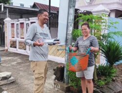 Warga yang Jaga Kebersihan Lingkungan Diberikan Hadiah dari Kadis DLH Wajo