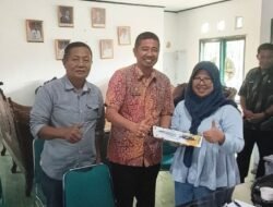 Simbol Gerakan PISOTA’, Kadis DLH Wajo Beri Piso Dapur kepada Konsultan Lingkungan