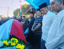 Bupati Andi Rosman Berikan Penghormatan Terakhir pada Prosesi Pelepasan Jenazah Edi Harpianto di Pitumpanua