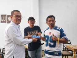 Pengurus PWI Pusat Rukman Nawawi Serahkan Empat Kartu Anggota PWI Biasa di Kabupaten Wajo