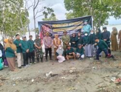 DANDIM 1406/WAJO PIMPIN PENANAMAN MANGROVE DI PANTAI BANGSALAE SIWA