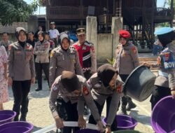 Polwan Polres Wajo Turun Langsung Berbagi Air Bersih untuk Warga Terdampak Kekeringan