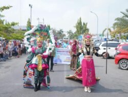 Merajut Warisan, Menenun Masa Depan: Sutera Wajo Bersinar di Sengkang Silk Fashion Karnaval